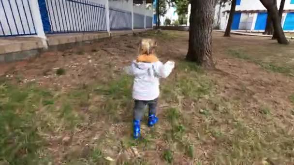 Bambina Corre Attraverso Giardino Verde Vicino Alla Casa Filmati Alta — Video Stock