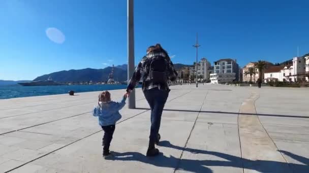 Mom Little Girl Walk Bouncing Paved Embankment High Quality Footage — Vídeos de Stock