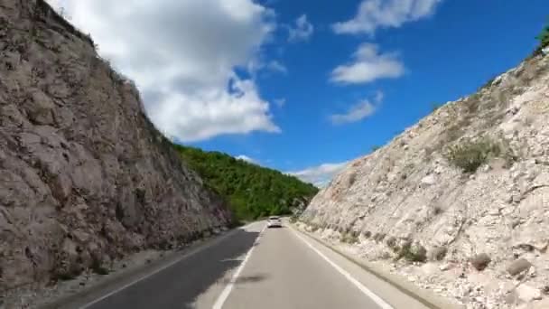 Car Drives High Mountain Highway Rocky Slopes High Quality Footage — Stock Video