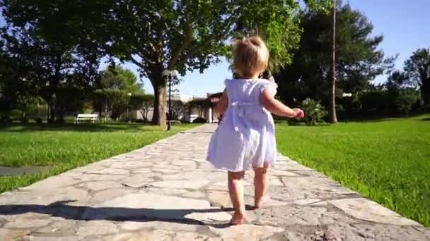 Küçük Kız Parkta Kaldırımlı Bir Patika Boyunca Koşuyor Annesine Doğru — Stok video