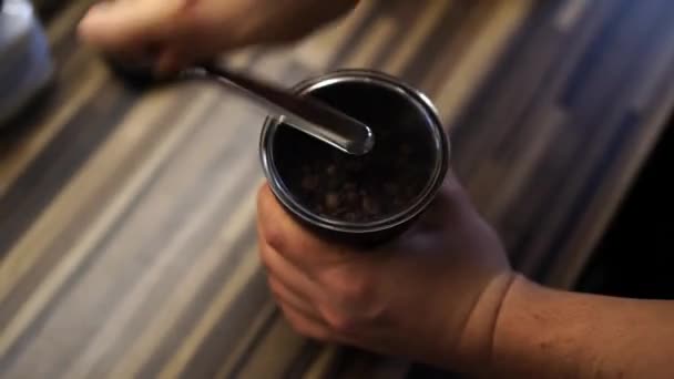 Barista Kahve Çekirdeklerini Öğütüp Öğütüyor Yüksek Kalite Görüntü — Stok video
