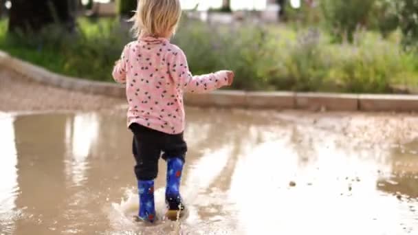 Маленькая Девочка Резиновых Сапогах Бежит Через Лужи Парке Высококачественные Кадры — стоковое видео