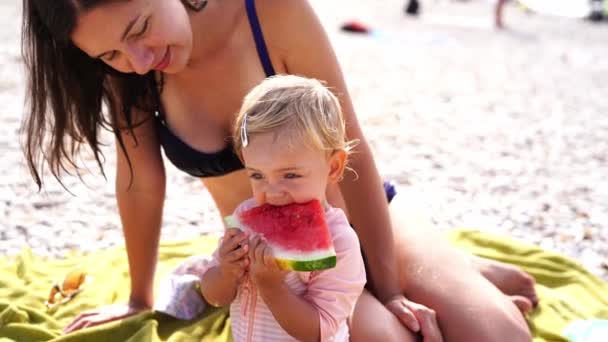 Little Girl Eats Watermelon Sitting Blanket Next Her Mother High — Stockvideo