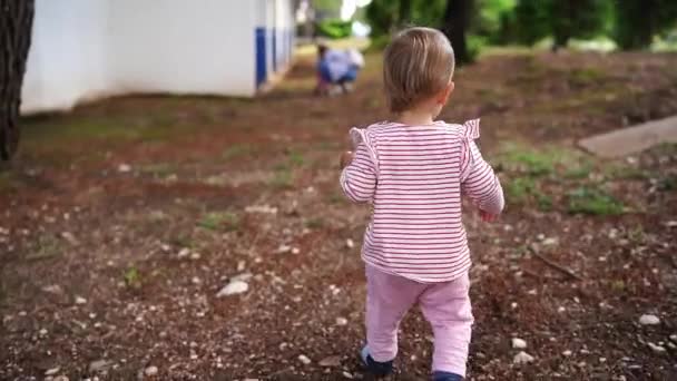 Little Girl Walks Park Trees High Quality Fullhd Footage — Vídeos de Stock