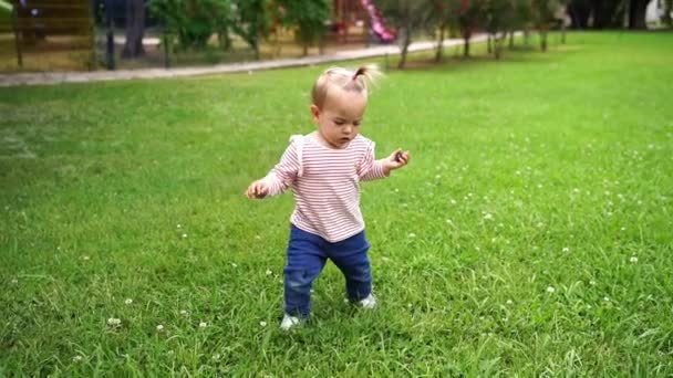 Little Girl Learning Walk Green Lawn High Quality Fullhd Footage — Stok video