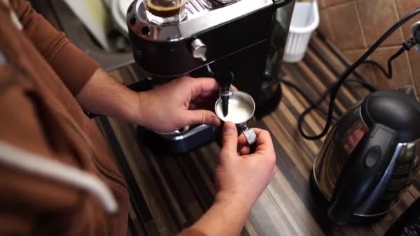 Barmen Sütle Kahve Makinesini Köpürtüyor Yüksek Kalite Görüntü — Stok video