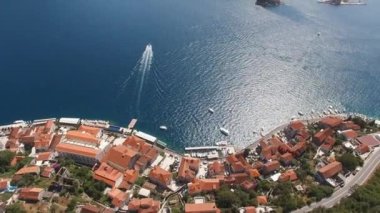 Perast seti yakınlarındaki yeşil dağların olduğu adaların havadan görünüşü. Yüksek kalite 4k görüntü