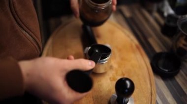 Barmen kahveyi kavanozdan iskele filtresine koyar. Yüksek kalite 4k görüntü