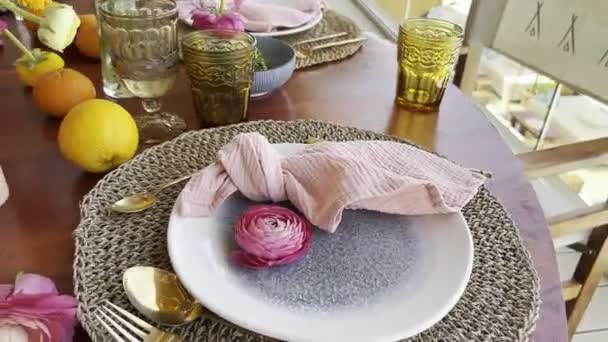 Κρεμάστηκε Εορταστικό Τραπέζι Ανθοδέσμες Από Λουλούδια Κεριά Και Φρούτα Υψηλής — Αρχείο Βίντεο