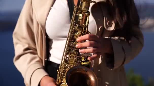 Musikerin Spielt Saxofon Beschnitten Hochwertiges Fullhd Filmmaterial — Stockvideo