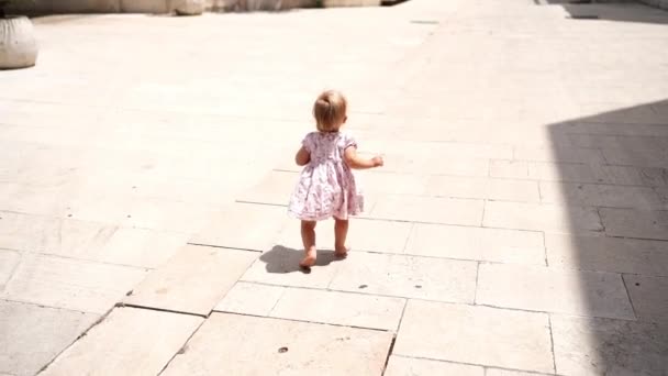 Маленька Дівчинка Сукні Ходить Плитках Падає Вперед Вид Ззаду Повільний — стокове відео