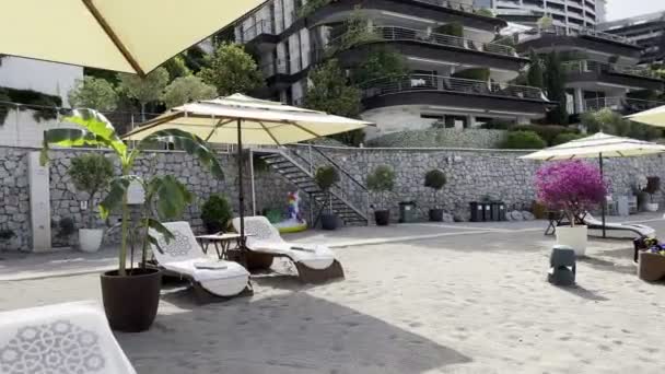 Zwei Liegestühle Unter Einem Sonnenschirm Stehen Sandstrand Der Nähe Des — Stockvideo