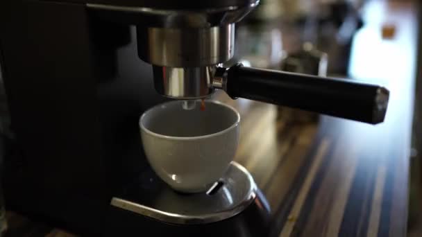 Kaffe Från Kaffemaskinen Droppar Kopp Bricka Högkvalitativ Film — Stockvideo