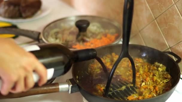 Szef Kuchni Dodaje Wino Patelni Warzywami Duszącymi Kuchence Wysokiej Jakości — Wideo stockowe