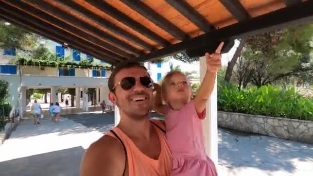 Papa Zeigt Einem Kleinen Mädchen Auf Dem Arm Eine Pergola — Stockvideo