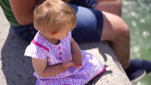 Dad Teaches Little Girl Dust Her Hands While Sitting Pier — Video Stock