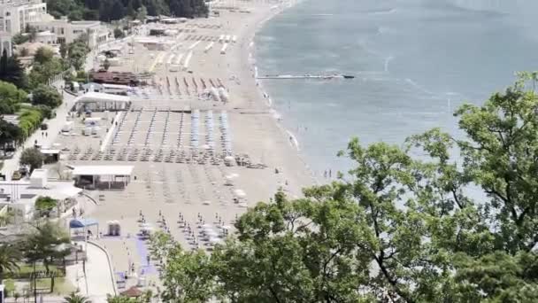 Rows Sun Loungers Sun Umbrellas Coast New Budva Montenegro High — Vídeo de Stock