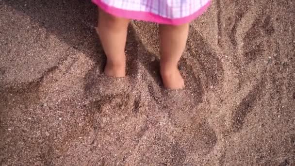 Küçük Kız Küçük Deniz Kabuklarıyla Çıplak Ayaklarını Kuma Basar Yüksek — Stok video