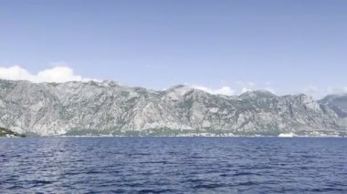 Denizden yeşil dağlara ve sahildeki küçük eski kasabalara bakın. Karadağ. Yüksek kalite 4k görüntü