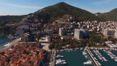 Budva 'nın eski ve yeni kısımlarında yatları olan bir Marina. Karadağ. Yüksek kalite 4k görüntü