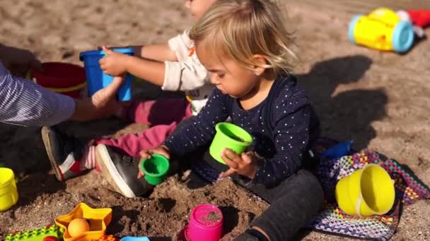 Мама Помогает Маленьким Девочкам Делать Фигурки Песка Пляже Высококачественные Кадры — стоковое видео