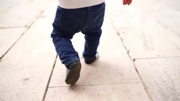 Pequeño Bebé Está Caminando Sobre Suelo Baldosas Cultivado Imágenes Fullhd — Vídeos de Stock