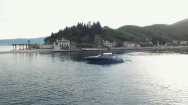 Yat tatil köyünün kıyısında duruyor. Yüksek kalite 4k görüntü