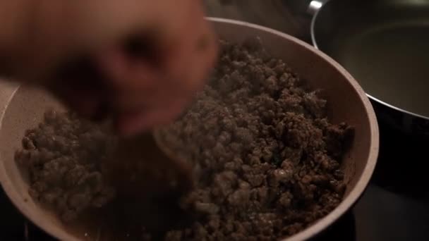 Man Mixes Minced Meat Cooked Pan Spatula High Quality Footage — Vídeo de stock