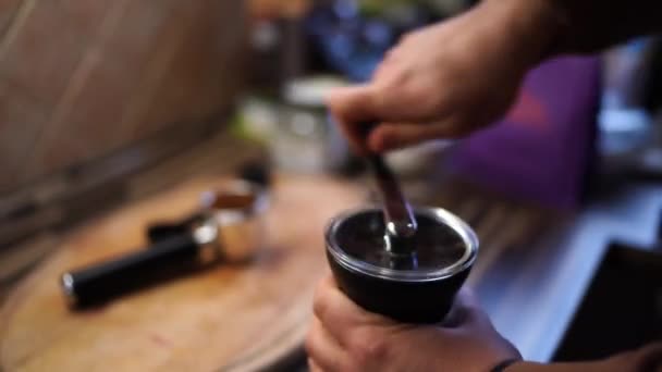 Adam Değirmeninde Kahve Öğütüyor Yüksek Kalite Görüntü — Stok video