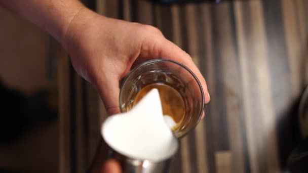Barmen Latte Bardağına Süt Ekler Yüksek Kalite Görüntü — Stok video