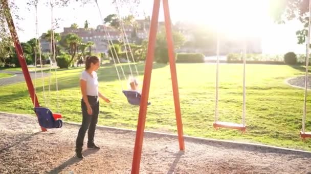 Мама Гойдається Маленькою Дівчинкою Мотузці Парку Високоякісні Кадри — стокове відео