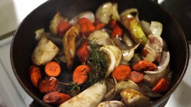 Cook Puts Roast Beef Tongs Sliced Vegetables Frying Pan High — Stockvideo