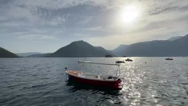 Small Boat Rocking Waves Backdrop Mountains High Quality Footage — Wideo stockowe