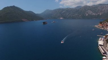 Tekne Perast sahilini geçtikten sonra denizde yüzüyor. Drone. Yüksek kalite 4k görüntü