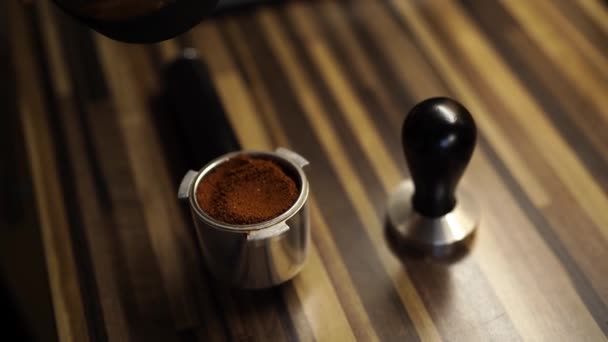 バリスタは グランドコーヒーをポータフィルターに注ぎ タンパーでそれを押します 高品質4K映像 — ストック動画