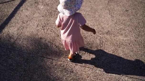 パナマの帽子の少女は 彼女の腕を振って 道路に沿って歩く 最上階だ 高品質のフルHd映像 — ストック動画