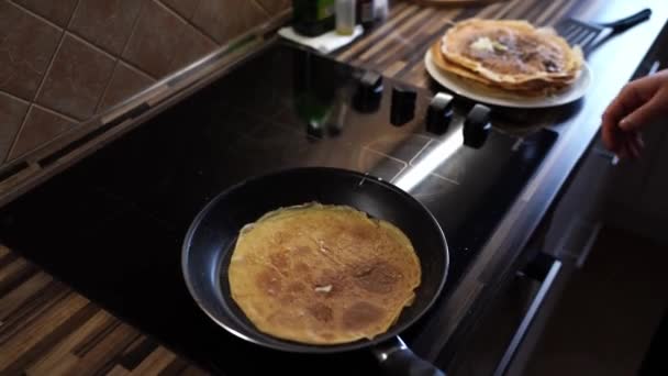 Steaming Ruddy Pancake Frying Pan High Quality Footage — Stock video