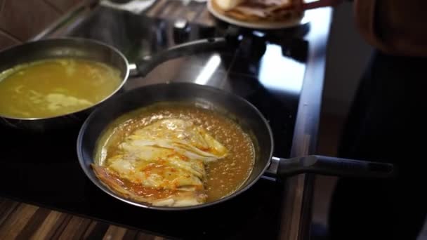 Chef Cozinhar Crepe Suzette Uma Frigideira Imagens Alta Qualidade — Vídeo de Stock