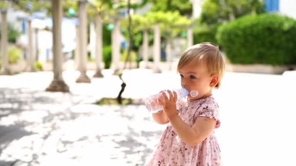 Little Girl Drinks Water Bottle Yard High Quality Fullhd Footage — Vídeos de Stock