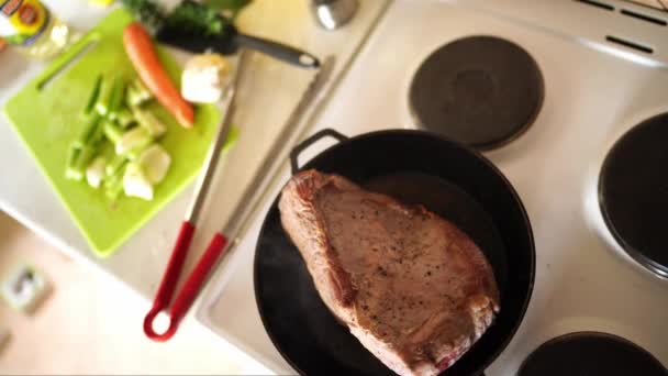 Tavada Pişen Bifteğin Yanındaki Masada Dilimlenmiş Sebzeler Yüksek Kalite Görüntü — Stok video