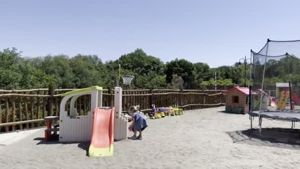 Küçük Kız Topu Oyun Alanındaki Kaydırağın Yanındaki Sepete Attı Yüksek — Stok video