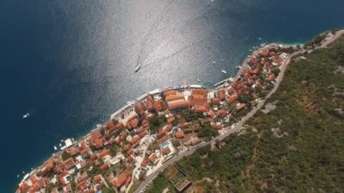 Gemiler Perast kıyısından geçiyor. Drone. Karadağ. Yüksek kalite 4k görüntü