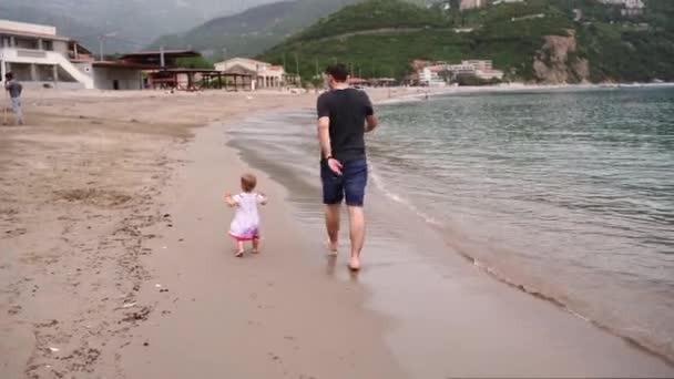 Папа Маленькая Девочка Прогуливаются Пляжу Вдоль Серфинга Высококачественные Кадры — стоковое видео