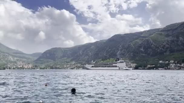 Cruise Liner Moored Shore Backdrop Green Mountains High Quality Footage — Stockvideo
