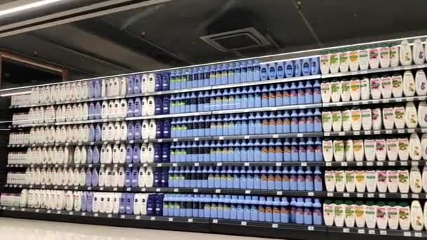 Süpermarkette Bir Sürü Şampuan Duş Jeli Bulunan Raflar Yüksek Kaliteli — Stok video