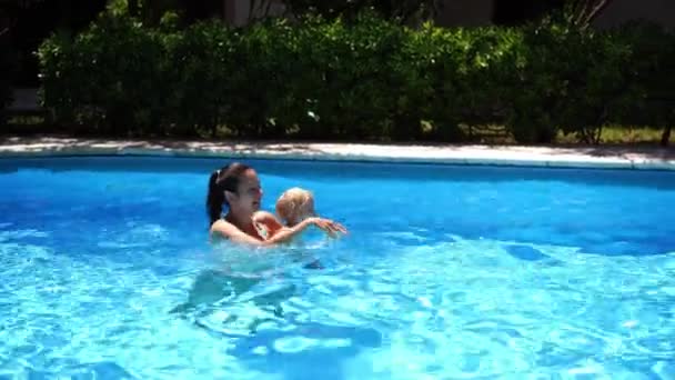 Mamá Lanza Una Pelota Inflable Piscina Ayuda Niña Nadar Hacia — Vídeos de Stock