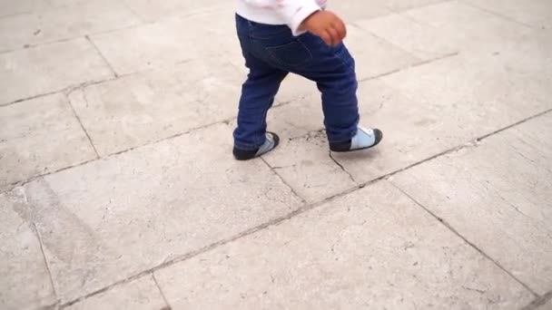 Bebé Aprende Caminar Sobre Azulejos Patio Cultivado Imágenes Fullhd Alta — Vídeos de Stock