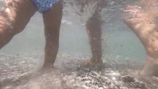 Ноги Маленької Дитини Мами Обережно Наступають Галькове Морське Дно Високоякісні — стокове відео