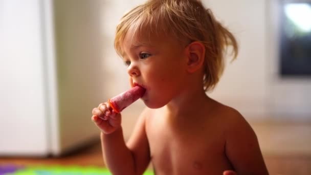 Little Girl Eats Popsicles Stick Winces Funny High Quality Fullhd — Stock Video
