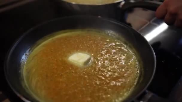 Человек Смешивает Масло Кипящем Сладком Соусе Сковороде Высококачественные Кадры — стоковое видео
